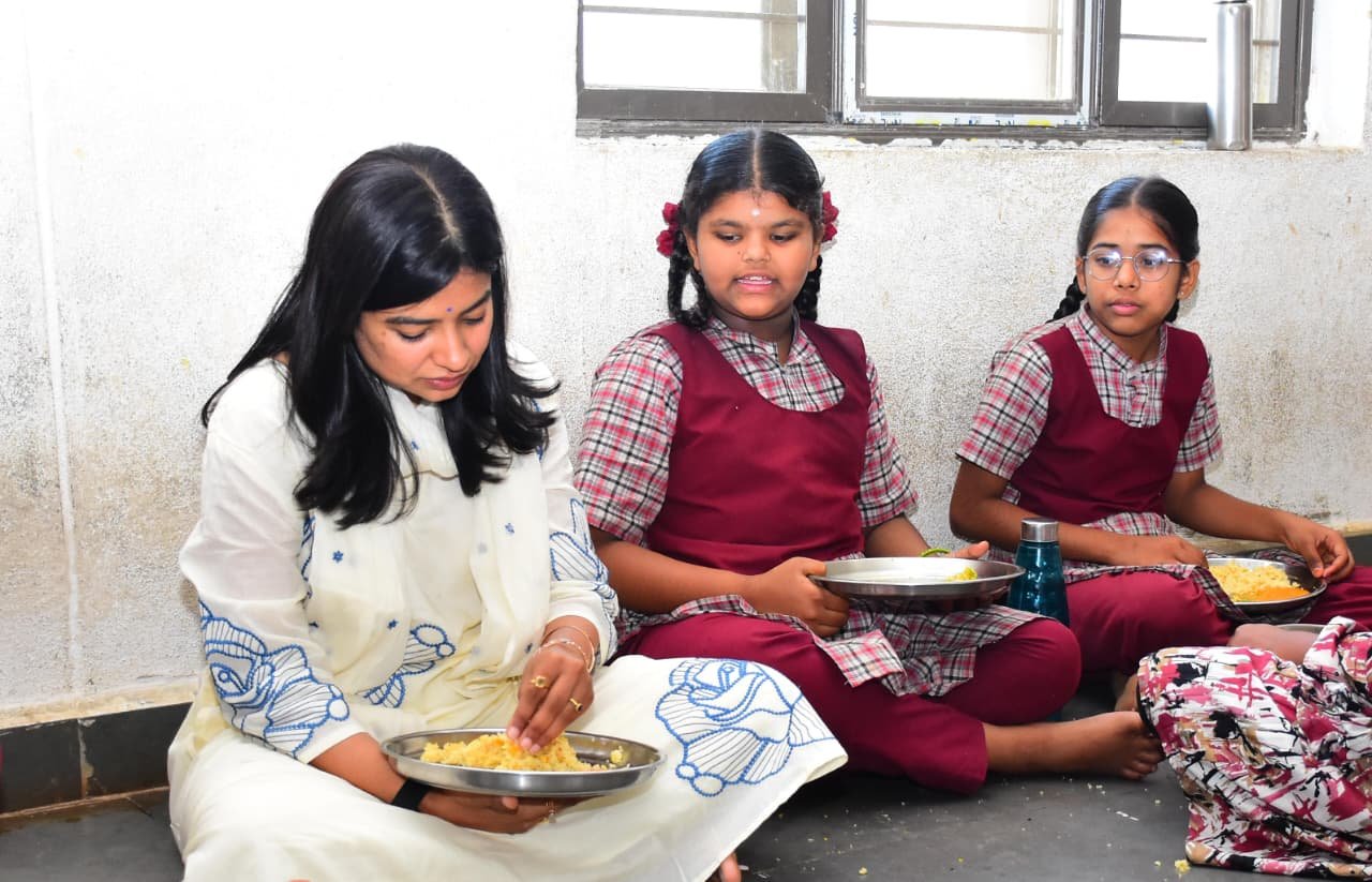 విద్యార్థులతో కలిసి.. అల్పాహారం తిన్న జిల్లా కలెక్టర్  పెద్దూర్ లో ఉన్న కేజీబీవీ ఆకస్మిక తనిఖీ